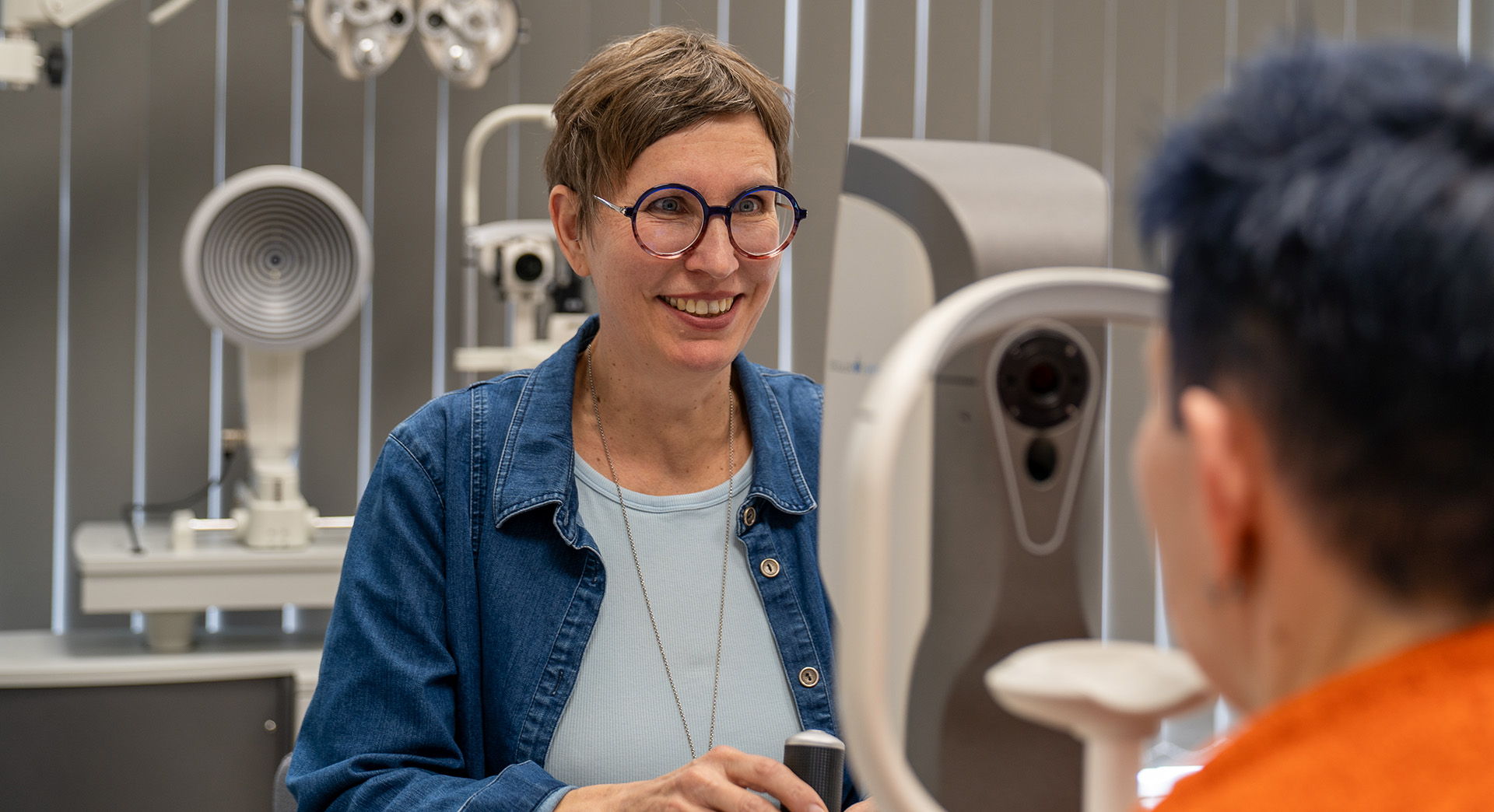 Optikerin bei Sehanalyse bei AUVIDE