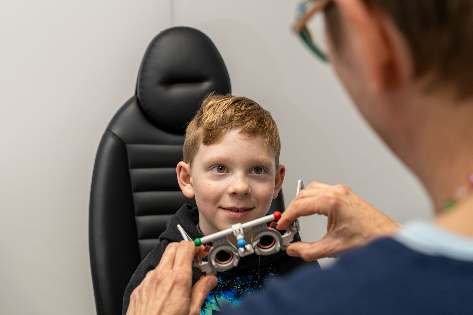 Kind beim Optiker