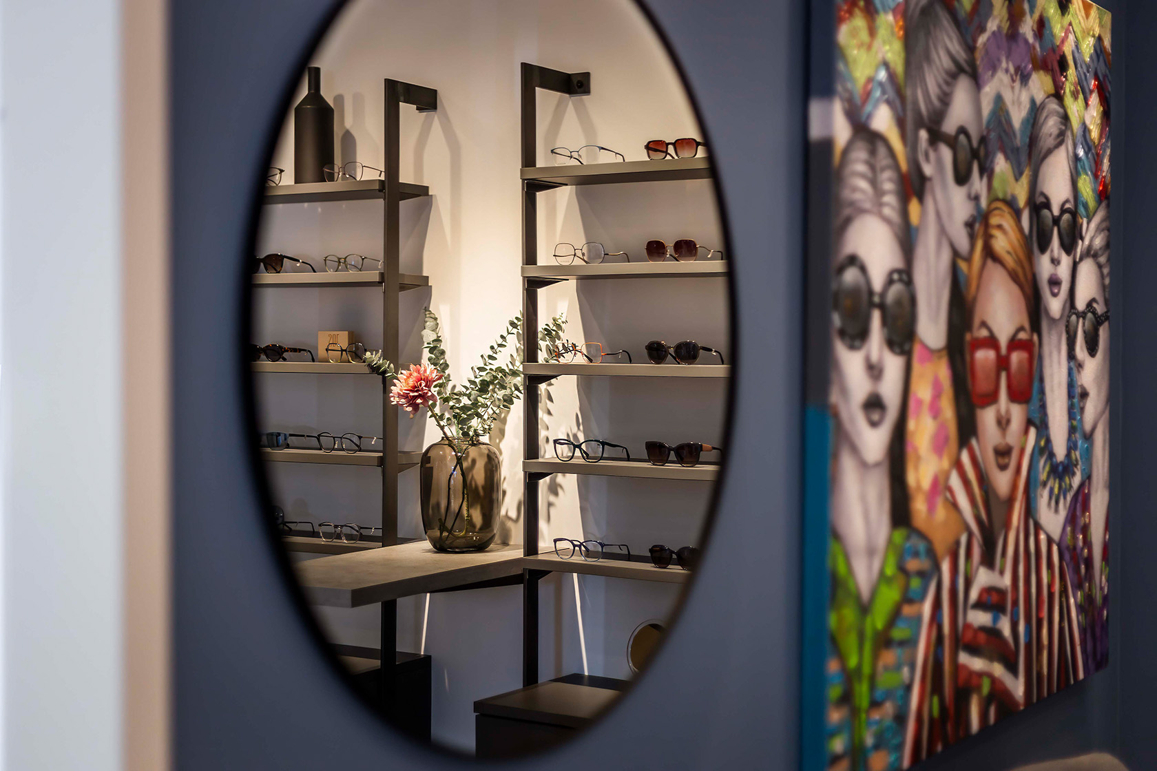 Spiegel an der Wand mit Blumenstrauss